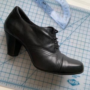 Clark’s Black leather heeled laced shoes